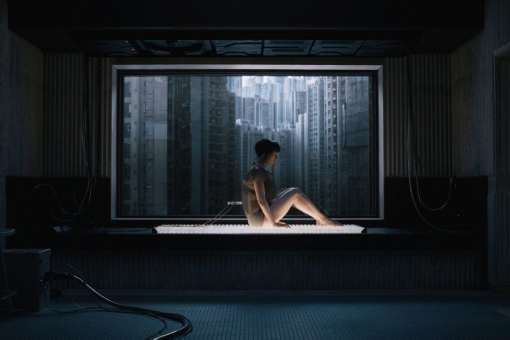 OGLEJTE SI ODLIČNIH PRVIH PET MINUT FILMA GHOST IN THE SHELL (Duh v školjki))