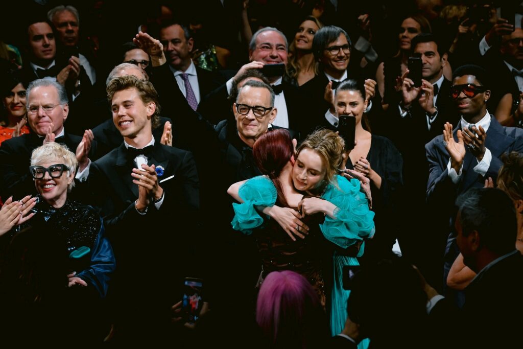 SPEKTAKULAREN ELVIS PO PREMIERI NA FILMSKEM FESTIVALU V CANNESU NAGRAJEN Z 12 – MINUTNIM APLAVZOM!
